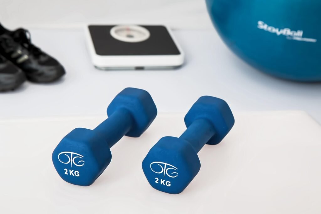 Healthy meal, fitness equipment, and measuring tape illustrating common mistakes that hinder weight loss and healthy lifestyle progress.