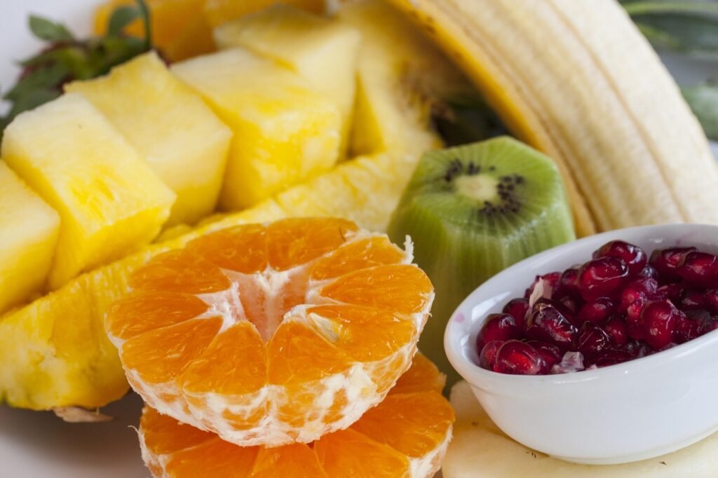 Healthy weight loss foods including lean protein, vegetables, fruits, whole grains, nuts, and healthy fats on a balanced meal plate.